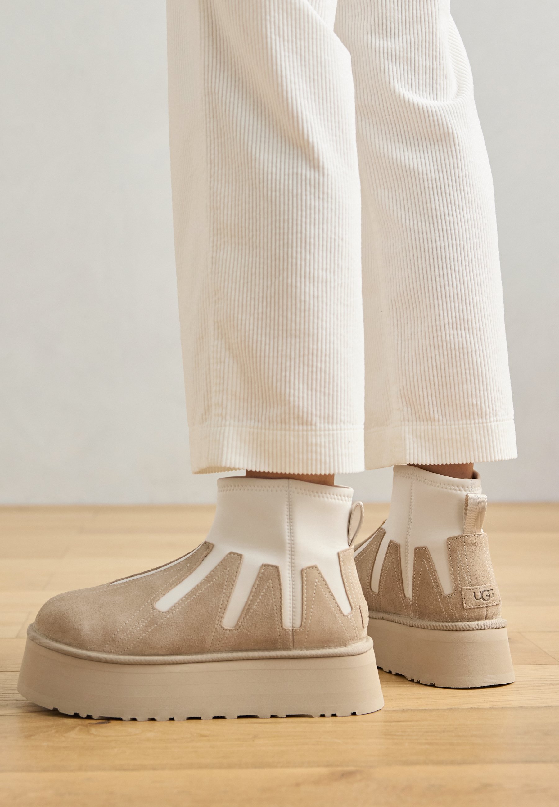 フラットシューズ W Classic Mini Dipper Sunwave Boots - UGG - Leather - Beige UGG Dames Classic Mini Dipper Sunwave/ Mustard Seed/ Style