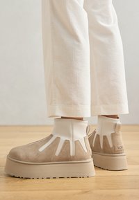 CLASSIC MINI DIPPER SUNWAVE - Kotníkové boty na platformě - sand