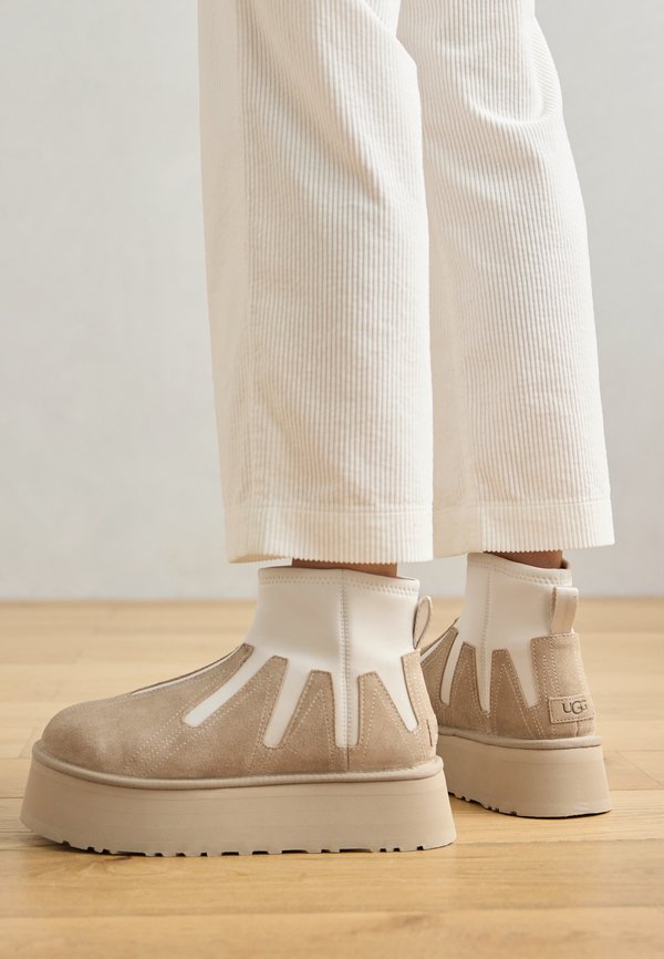 CLASSIC MINI DIPPER SUNWAVE - Platform ankle boots - sand2