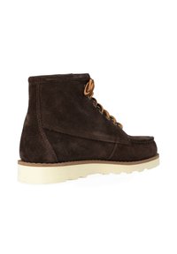 Stivaletto in pelle scamosciata marrone con punta rotonda, suola in gomma beige e lacci in pelle. Il design presenta un dettaglio a mocassino cucito.