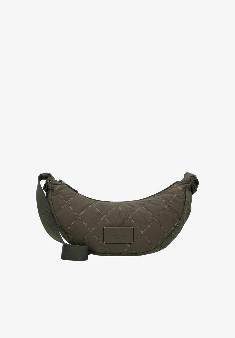 Gequilted olijfgroen schoudertas met een gebogen vorm, bovenrits, verstelbare schouderband en een rechthoekig logo-patch aan de voorkant.