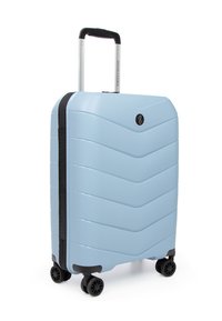 Modrý tvrdý kufr s vzorem chevron, černými zipy, čtyřmi černými kolečky a vysouvací stříbrnou rukojetí.