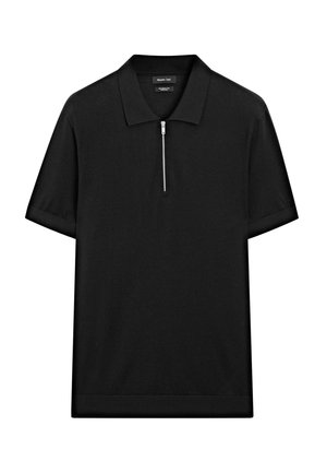 Sort kortærmet polo skjorte med ståkrave og frontlynlås. Lavet af et glat stof med et rent, minimalistisk design.