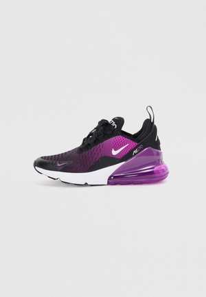 Chaussure de course avec dessus en mesh noir et violet, semelle intermédiaire blanche et talon avec coussin d'air violet translucide, vue de côté sur fond blanc.