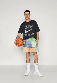 Nike Performance SHORT NAOS - Sports shorts - malachite/pale ivory