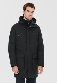 Czarna kurowana kurtka z kapturem, zapięcie na zamek z przodu, dwa przednie kieszenie i dopasowane mankiety. Posiada teksturowaną powierzchnię oraz detal z logo na rękawie.