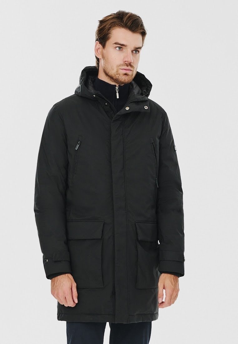 Czarna kurowana kurtka z kapturem, zapięcie na zamek z przodu, dwa przednie kieszenie i dopasowane mankiety. Posiada teksturowaną powierzchnię oraz detal z logo na rękawie.