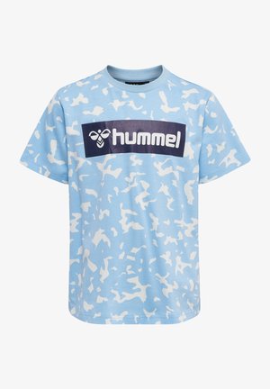 Lyseblå bomulds-T-shirt med hvidt abstrakt mønster og et mørkeblåt logo centralt på brystet. Rund hals og korte ærmer.