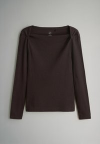 Tumedast pruunist kangast pikkade varrukatega ribadeega topp. Omab ruudukujulist kaelust ja sirget allserva. Pehme tekstuur, millel on minimaalsed õmbluse detailid.