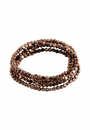 Eine gewundene Armbänder aus mehreren Strängen glänzender, facettierter metallisch brauner Perlen vor einem weißen Hintergrund.
