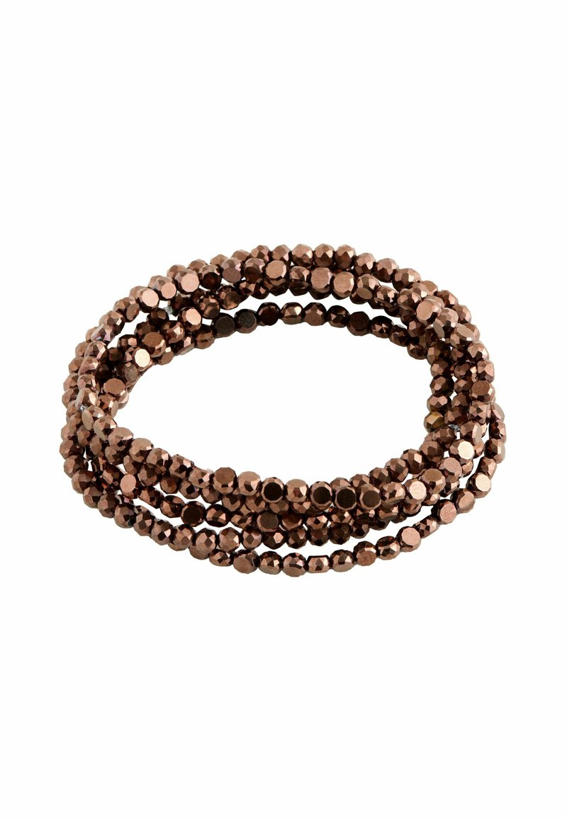 Eine gewundene Armbänder aus mehreren Strängen glänzender, facettierter metallisch brauner Perlen vor einem weißen Hintergrund.
