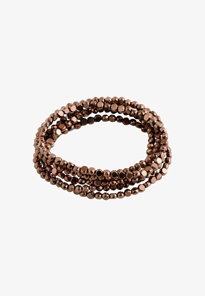 Snoet armbånd lavet af flere strenge af skinnende, facetterede metalliske brune perler mod en hvid baggrund.