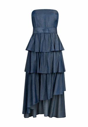 Vestido sin tirantes azul oscuro con volantes, con un cinturón ancho que presenta una hebilla redonda y un dobladillo asimétrico.