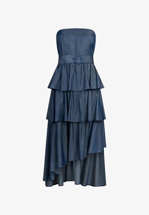 Tumši zila bezplecu kleita ar vairākiem slāņiem, plata josta ar apaļu sprādzi un asimetrisku apakšmali.