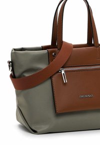 Borsa a tracolla in pelle marrone con corpo in tessuto khaki, presenta una tasca anteriore con zip, doppi manici e una tracolla removibile.