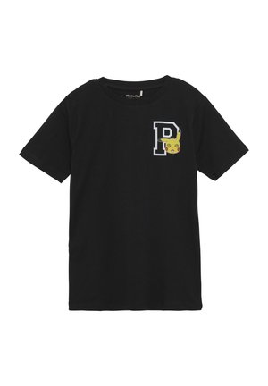 Svart bomulls t-shirt med korta ärmar som har ett vitt bokstav 'P' och en gul Pikachu-grafik på vänster bröstområde. En enkel, avslappnad design.