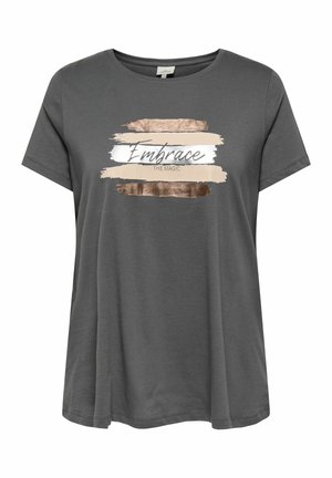 Camiseta gris de manga corta con un corte relajado, con un diseño impreso de pinceladas en dorado, beige y blanco, que muestra el texto "Abraza la Magia".
