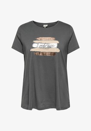 Pelēks īsām piedurknēm krekls ar brīvu piegriezumu, ar drukātu dizainu, kurā ir zelta, bēša un baltas otas triecieni, kurā parādīts teksts "Iemīli maģiju".