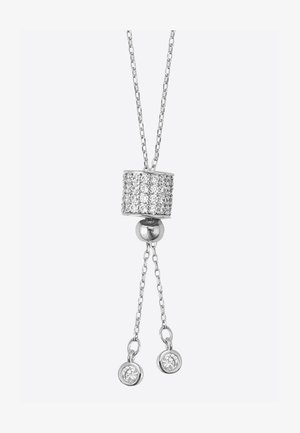 Collar de plata con un colgante cilíndrico texturizado adornado con piedras brillantes, del cual cuelgan dos cadenas con acentos circulares.