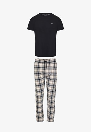 Schwarzes T-Shirt mit kurzen Ärmeln und kleinem Brustlogo, kombiniert mit beigen, schwarzen und weißen karierte Schlafanzughosen mit Kordelzug.