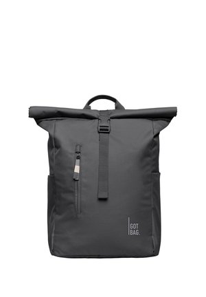 Czarny plecak z rolowanym zamknięciem, przednia pionowa kieszeń na zamek, centralny pasek z klamrą, boczne kieszenie oraz logo "GOT BAG." w dolnym prawym rogu.