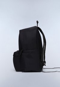 Svart tygryggsäck med en strukturerad form, justerbara remmar, en sidoficka med dragband och en slät, texturerad yta.