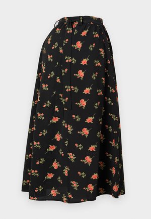 Zwarte bloemenrok met een elastische tailleband, voorzien van rode en groene bloemenpatronen en een vloeiende, lichte textuur.