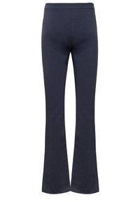 Rozszerzane spodnie w kolorze granatowym, wykonane z gładkiego materiału z dopasowanym pasem oraz subtelną teksturą, z rozszerzanym dołem, który dodaje kształtu.