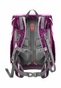 Lila-grauer Rucksack mit strukturierter Oberfläche, gepolstertem Rückenteil, verstellbaren Riemen und Akzenten in Rot und Pink.