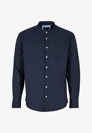Camicia blu navy con colletto alla mandarino, maniche lunghe, una tasca sul petto e bottoni bianchi su un tessuto con texture.