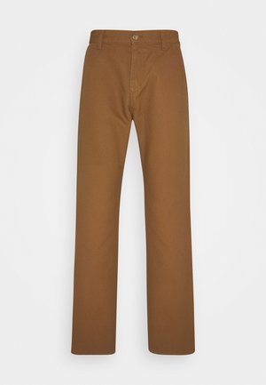 Braune Hose mit geradem Bein, Knopf- und Reißverschluss, Gürtelschlaufen und ohne sichtbare Taschen.