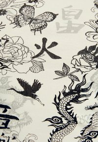 Tela en blanco y negro con una variedad de patrones que incluyen grúas, rosas, mariposas y dragones, con caracteres asiáticos integrados en el diseño.