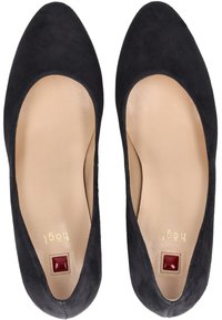 Černé semišové baletky s zaoblenou špičkou, minimalistickým designem a malým červeným čtvercovým akcentem na stélce. Krémově zbarvený kožený interiér.