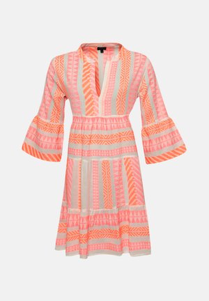 Pink og orange mønstret kjole med V-hals, vide ærmer og en tætsiddende talje, der har geometriske motiver og en tiered nederdel.