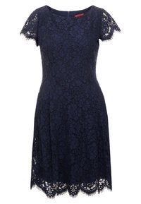 Robe bleu marine longueur genou avec superposition en dentelle florale, manches courtes en dentelle, encolure ronde et ourlet festonné.