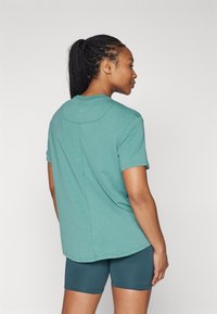 Nike Performance ONE RELAXED TOP - Športne majice - bicoastal/black