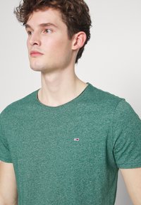 Tommy Jeans SLIM JASPE CREW NECK - T-shirt básica - rural green