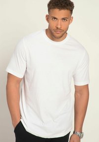 Hvid bomulds t-shirt med korte ærmer, rund halsudskæring og en afslappet pasform. Har en glat tekstur og ingen synlige mønstre.