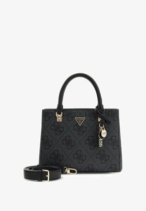 Sac à main Guess noir avec logo embossé, forme structurée, poignées supérieures, bandoulière amovible, quincaillerie dorée et détail de charme.