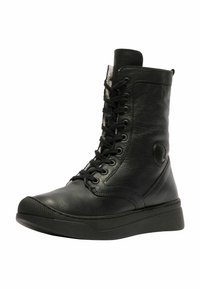 Botín negro de cuero con un acabado texturizado, cordones en la parte delantera, collar acolchado y puntera redondeada. Presenta una suela de goma y un detalle de emblema.