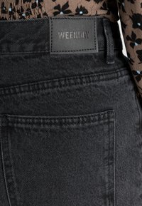 Weekday RAIL MID LOOSE  - Calças de ganga de corte relaxado - vintage black