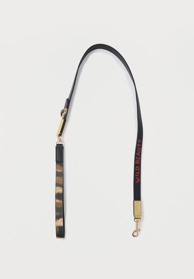 Fekete és terepmintás pánt arany színű fém díszítéssel. Simára kidolgozott felületű, egyik oldalán piros színű "WILD BEAUTY" felirattal.