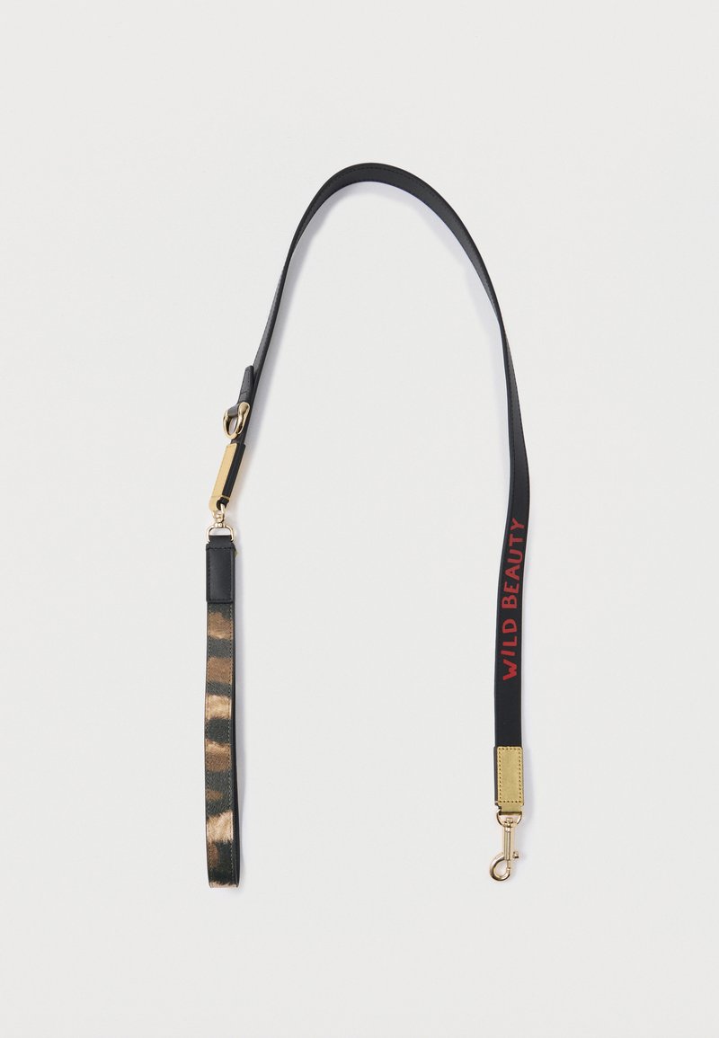 Schwarzer und tarnmusterfarbener Riemen mit goldenen Beschlägen. Verfügt über eine glatte Oberfläche und den Text "WILD BEAUTY" in Rot auf einer Seite.