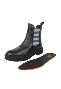 Czarne skórzane botki Chelsea z szarymi paskami elastycznymi po bokach, płaską gumową podeszwą oraz wyjmowaną czarną wkładką z pomarańczowym akcentem.