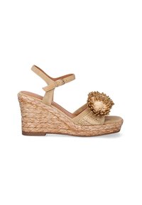 Sandalias de cuña beige con suela de yute trenzado, que presentan un acento floral y una correa en el tobillo. Parte superior de textil suave con un diseño texturizado.