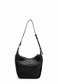 Sac à bandoulière en cuir noir au design incurvé, avec fermeture éclair et bandoulière réglable. Présente une texture lisse et un design minimaliste.