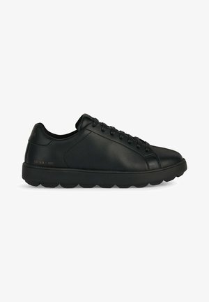 Zwarte leren sneakers met een soepele textuur, ronde neus, platte zool en tonale veters. Heeft subtiele branding in goud aan de zijkant.