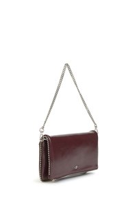 Bolso de cuero burdeos con cadena de plata, con acentos de tachuelas a lo largo de los bordes y un diseño rectangular y elegante.