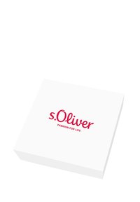Caja rectangular blanca con un logotipo rojo que dice "s.Oliver" y "FASHION FOR LIFE" en una fuente elegante. Textura suave, sin diseños adicionales.