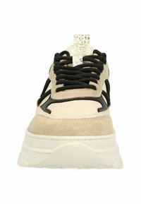 Baskets beiges épaisses en matériaux suédés et mesh, lacets noirs, semelle en caoutchouc texturée et un tirant à motif léopard au niveau du talon.